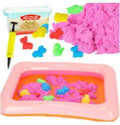 Kinetinis smėlis su priedais 1 kg + formelės + pripučiama smėlio dėžė rožinės spalvos