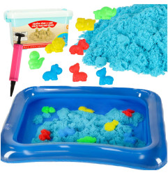 Kinetinis smėlis su priedais 1 kg + formelės + pripučiama smėlio dėžė mėlynos spalvos