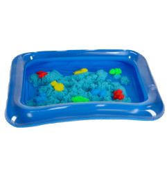 Kinetinis smėlis su priedais 1 kg + formelės + pripučiama smėlio dėžė mėlynos spalvos