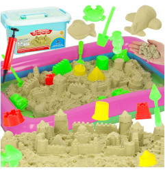 Kinetinis smėlis su priedais + formelės + pripučiama smėlio dėžė 2 kg smėlio spalvos