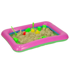 Kinetinis smėlis su priedais + formelės + pripučiama smėlio dėžė 2 kg smėlio spalvos