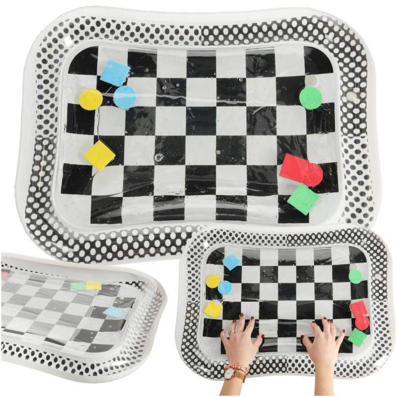 Vandens pripučiamas kilimėlis, kontrastuojantis su juoda ir balta šachmatų lenta 65 cm x 50 cm Vandens pripučiamas kilimėlis, kontrastuojantis su juoda ir balta šachmatų lenta 65 cm x 50 cm