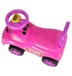 paspiriamas automobilis rožinės spalvos