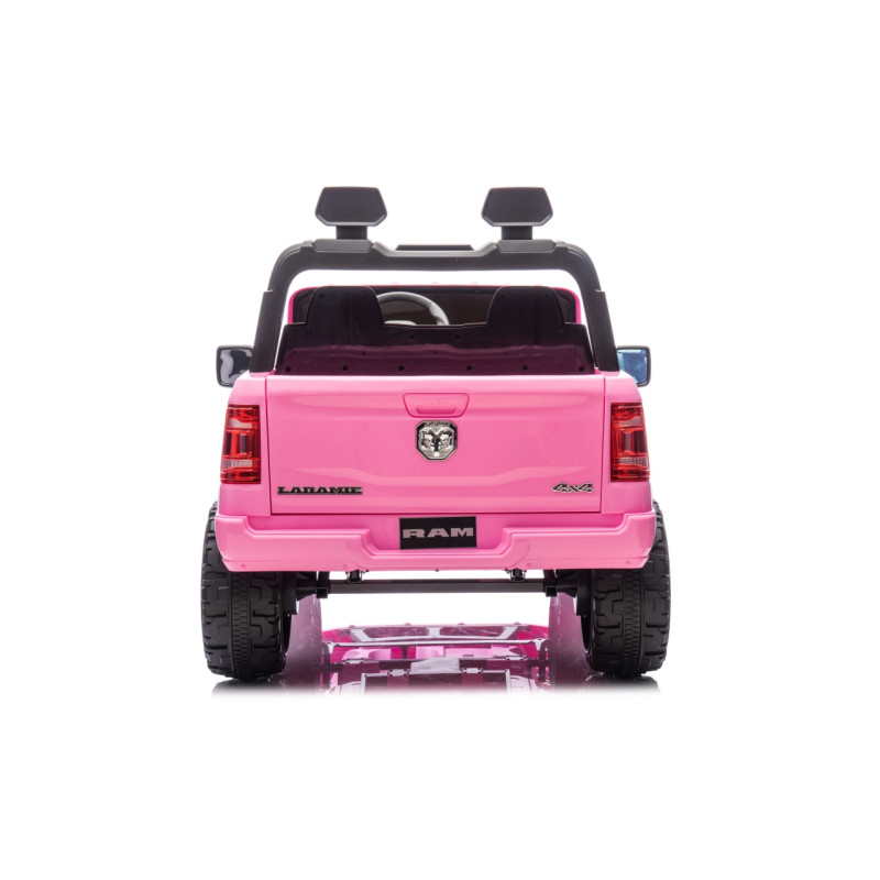 RAM 3500 rožinės spalvos transporto priemonė RAM 3500 rožinės spalvos transporto priemonė