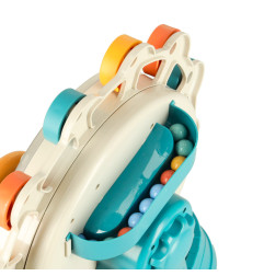 karuselė su rutuliukus gaudančiu vairu