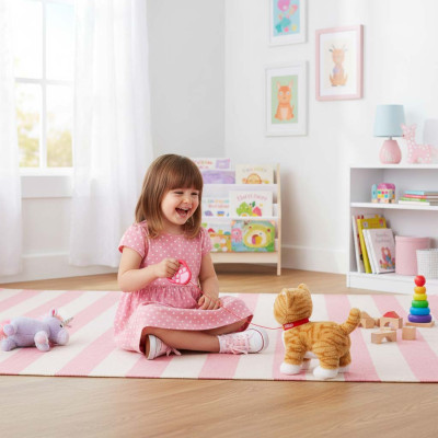 Interaktyvi katė ant pavadėlio miauksi vaikšto vizgina uodegą vizgina smėlio spalvos