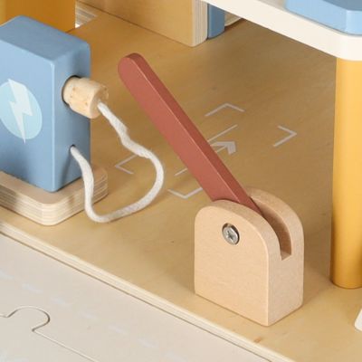 Medinis garažas Automobilių stovėjimo aikštelė Dviejų aukštų degalinė