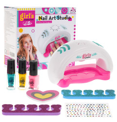Nail art kit with accessories