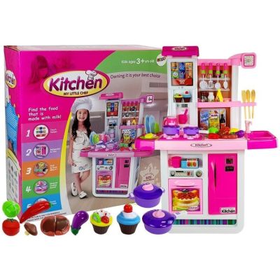 Rožinė virtuvė su maisto produktais ir kitais priedais