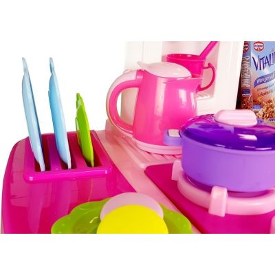 Rožinė virtuvė su maisto produktais ir kitais priedais - 4